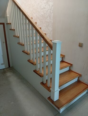 Деревянные лестницы: Деревянная лестница Для дома, Вид дерева: Грецский орех, Форма лестницы: Прямая, Стиль: Классический — 25