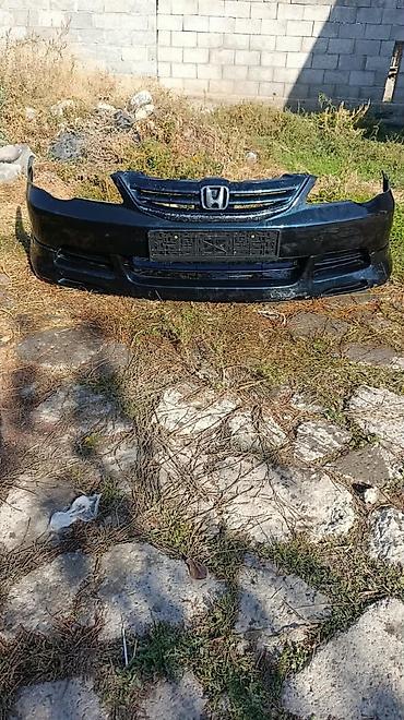 Передний бампер Honda одиссей решеткой и эмблемой H. - Тип: передний