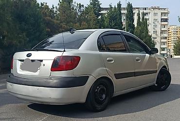 Kia: Kia Rio sedan (gümüşü rəng). Kompakt və sərfəli şəhər avtomobili — 6