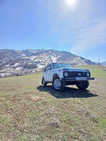 VAZ (LADA): Lada Niva 4x4 (VAZ 2121) – ağ rəngli, 3 qapılı off-road SUV. Tam — 7