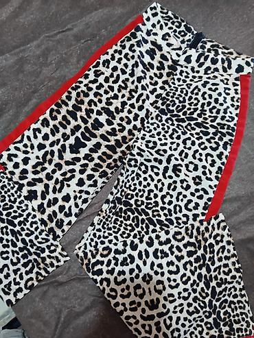Ženske pantalone sa animal printom (leopard) i crvenim bočnim trakama — 4