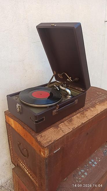 retro gramofon: Portativ vintaj qrammofon satılır. Çamadan tipli korpusda hazırlanıb — 5