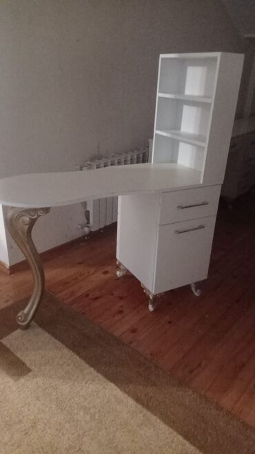 большой стол: Б/у, Стол для маникюра, Без зеркала