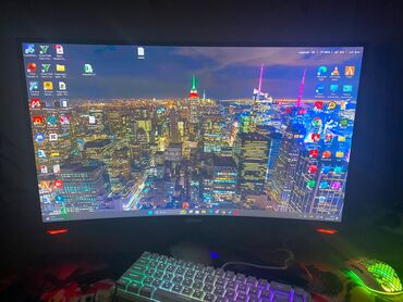processor satisi: İdael vəziyyətdə stol üstü kompyuter bütün aksesuarlarnan birlikdə
