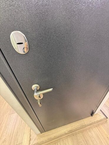 ограничители двери: Стальная входная дверь с цилиндровым замком и комплектом ключей