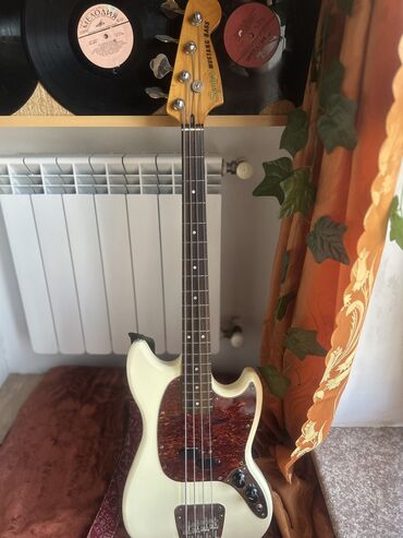 Bas gitaralar: Bas gitara, Fender, 4 sim, İşlənmiş, Ünvandan götürmə