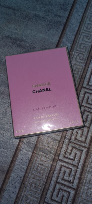farmerke za punije žene: Chance Eau Tendre od Chanel je cvjetni voćni miris za žene. Chance