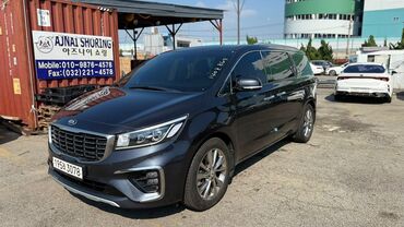 купить машину до 10000 долларов: Минивэн Kia Carnival с современным дизайном кузова темно-серого цвета