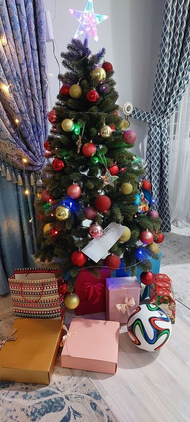 ёлка: Продаю елку высота 1,5метр. Состояние идеальное. С игрушками (5 пачек