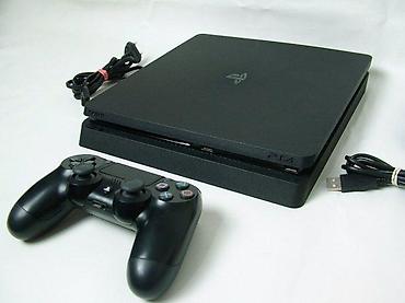 PS4 (Sony Playstation 4): U ponudi je Sony PlayStation 4.
Konzola je najnoviji SLIM model — 1