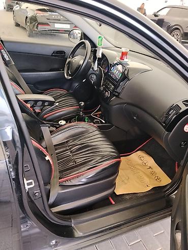 i30: Hyundai i30 hatchback, qara rəng, 5 qapı. Əsas xüsusiyyətlər: - — 6