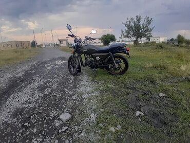 maped az: Tünd rəngli motosiklet, möhkəm quruluşu və standart motosiklet dizaynı