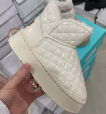 Ugg obuća: Ugg mini čizme, bоја - Bela — 10