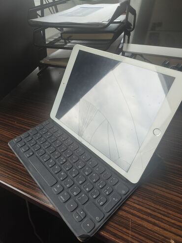 tab s8: Apple iPad planşet + Smart Keyboard ekranı qırılıb. detal kimi almaq