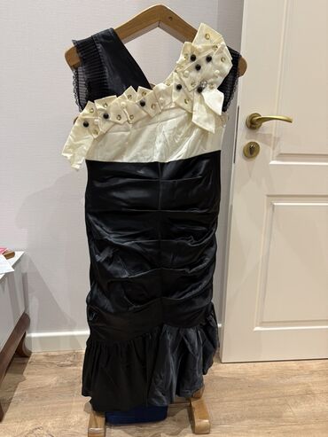 Dəstlər, kostyumlar: Heresi bir iki defe geyilib, S/M, M/L olchulerdir. Qitmeti 30-50 — 10