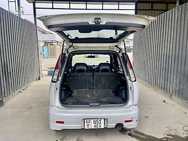 Частная аренда авто: Компактный городской хэтчбек Nissan Cube (JDM), белый цвет кузова — 5