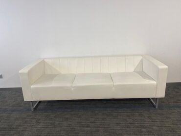длинные диваны: Прямой диван, цвет - Белый, Б/у