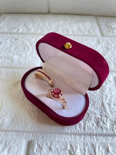 Prstenje: Vel 10
Cena 1300din — 7