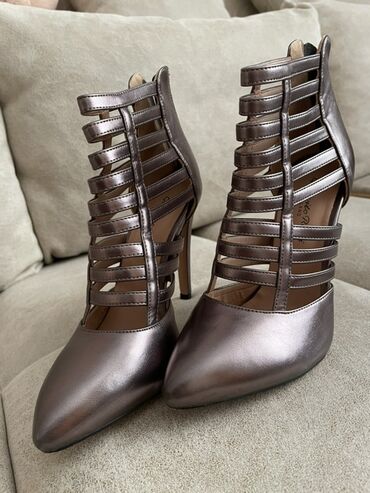 Uqqilər: Şık qadın ayaqqabıları – metalik tünd bənövşəyi/boz rəngdə, nazik