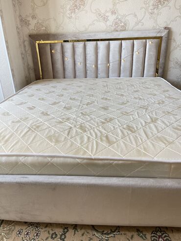 старый мебель: Срочно!!! Продаю спальную кровать 🛌 
С матрасом 
Без никаких дефектов