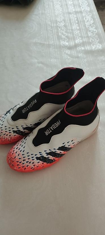 фудболный бутс: Футбольные бутсы/сороконожки Adidas Predator без шнурков. - Линия — 1