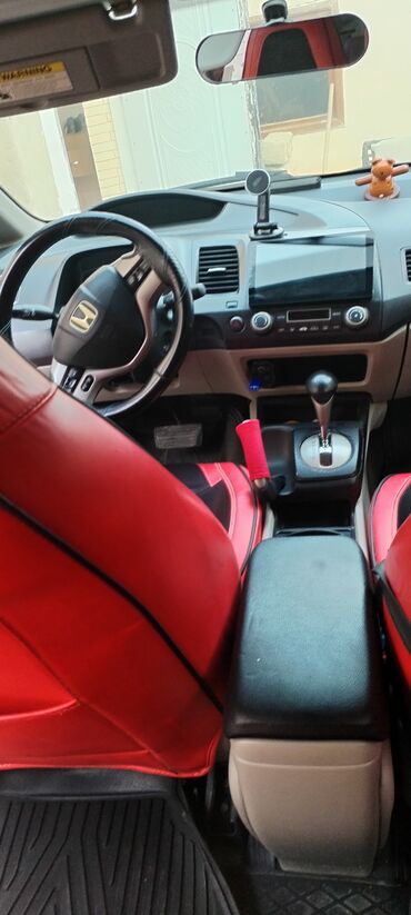 Honda: Honda Civic Hybrid sedan – gümüş rəng, 4 qapı, arxa spoylerli. Hibrid — 3