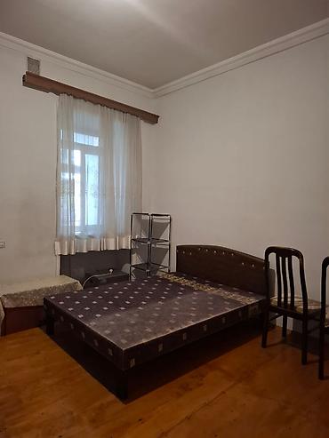azadliq ev: Seherin merkezinde. 28 may metrosunun teze cixisinin yaxinliginda — 1