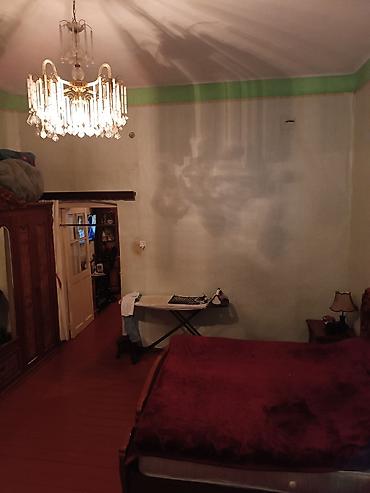 bayilda ev: 55 kv metr sahesi olan bina evinin 1ci mərtebəsi 2otaqlı ev.Heyetde — 8