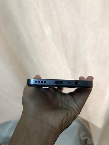 nokia 1: Смартфон с плоскими гранями и матовым темно‑серым корпусом. На задней — 5