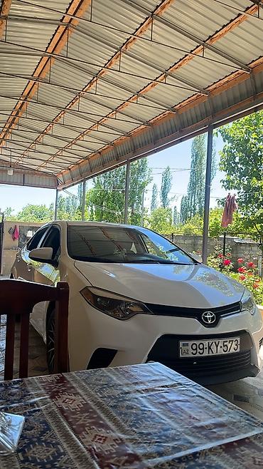 corolla yan guzgu: Toyota Corolla, ağ rəng,sedan gövdə. I - Nömrə nişanı: 99-KY-573 — 10