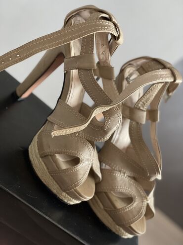 Personal Items: Sandals, 39