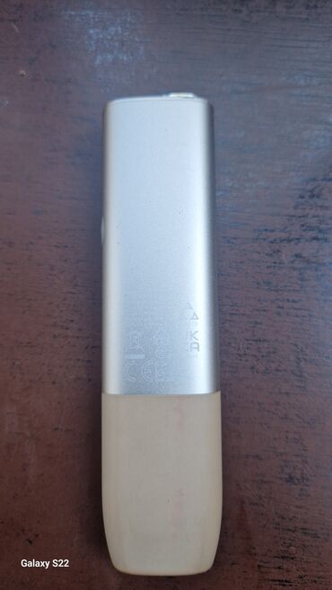 iqos siqaretleri: Gümüşü rəngdə, yığcam dizaynlı IQOS tütün qızdırıcısı. Cihaz iki
