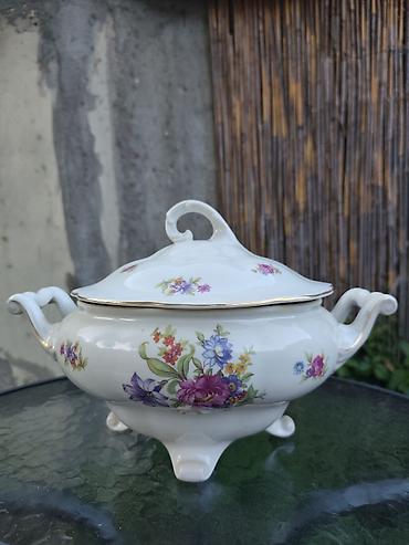 bacac diska statua: Predivna porcelanska supijera sa poklopcem, dekorisana cvetnim — 1