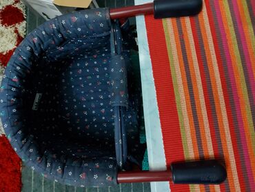 sto za masazu: Decija stolica koja se pricvrsti za radnu povrsinu stola pogodna za