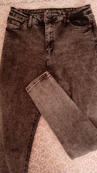 qarin piylerini eritmek ucun detoks: Qara-bozum rəngli, yuyulmuş effektli denim cins şalvar. - Kəsim