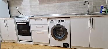 sobalar: Mətbəx dəsti – masa, 4 ədəd stul və ağ rəngdə modullu şkaf-sink altı — 4
