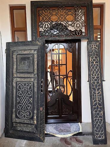 Dekorativ giriş qapısı komplekti - Material: bərk ağac (təbii