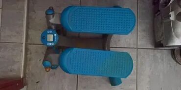 Ostale sprave za vežbanje: 1. Stepper Swing&Twist 60891-1 - 40€ 2. Blue Stepper - 30 € — 6