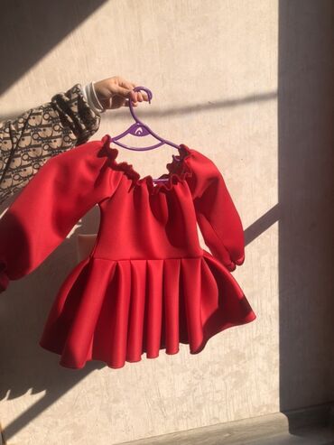 Üst geyimləri: Qırmızı qız uşağı paltarı - Brend: Nazar Baby (etiket üzərində) -