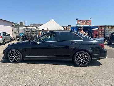 cls 63 amg: Mercedes-Benz C-Class: 1.8 l | 2012 il Sedan — 9