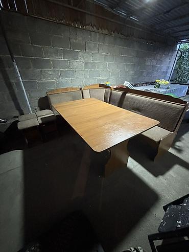 table study: Кухонный уголок с обеденным столом и четыре пуфа — 2