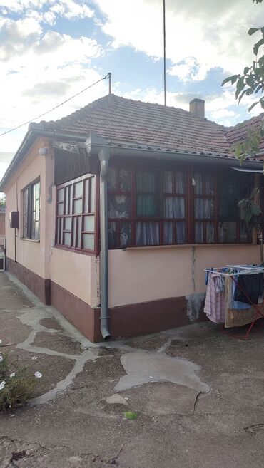 Kuće na prodaju: 80 kv. m, 3 sobe — 15