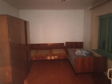 продаю дом кызыл аскере: 55 кв. м, 4 бөлмө, Брондолгон эшиктер, Унаа токтотуучу жай, Сарай