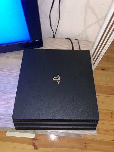 PS2 & PS1 (Sony PlayStation 2 & 1): Playstation 4 Pro 9.60 praşifka model. 1 TB yaddaşı var, plombu