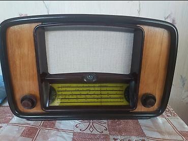 kohnə radio: Bu, qəhvəyi korpusa malik vintaj radio qəbuledicisidir. Qəbuledicinin — 2