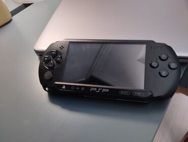 PSP (Sony PlayStation Portable): Портативная игровая консоль Sony PSP черного цвета. Компактная и