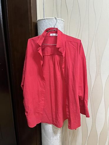 sortlar: Qadın köynəyi – oversize kəsim, parlaq qırmızı rəng. - Model: düyməli — 1
