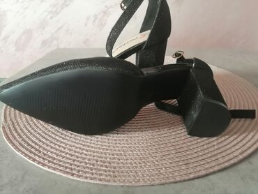crna lakovana tasnica pregradeduzina cm sirina cm: Sandals, 37