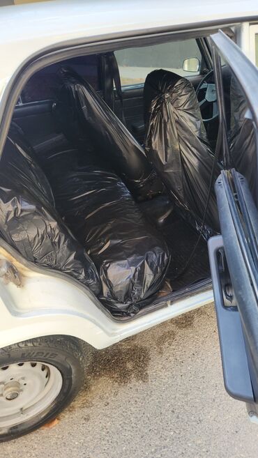 VAZ (LADA): Vaz 2107, ağ rəngli sedan Texniki xüsusiyyətlər: - Ban tipi: sedan, 4 — 5