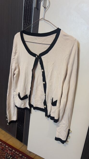 qizil halqa sirqalar: Qadın üst geyimləri dəsti - Krem rəngli, qara bəzəkli kardiqan